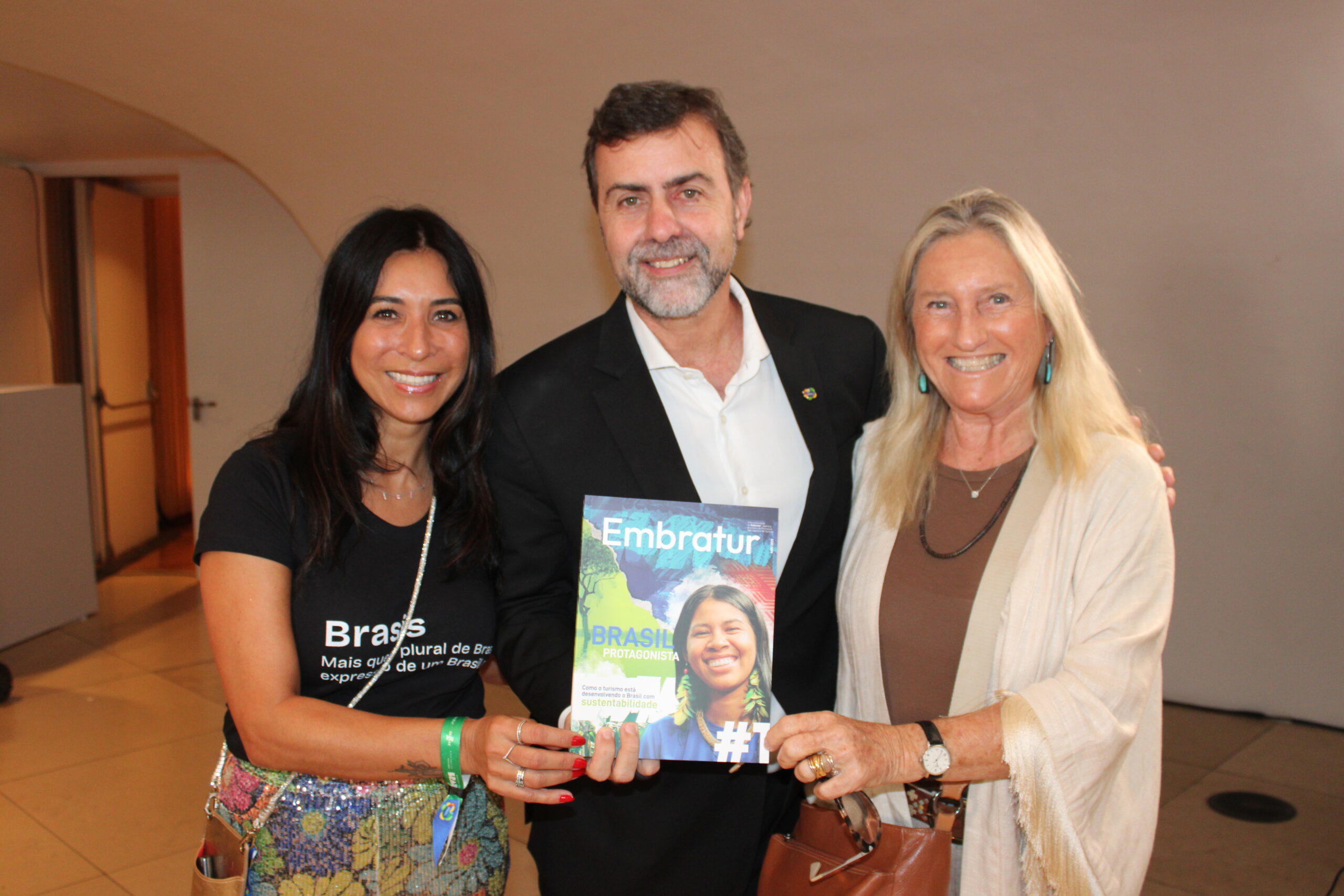 Ana Paula Jacques e Marcelo Freixo, da Embratur, com Rosa Masgrau, do M&E