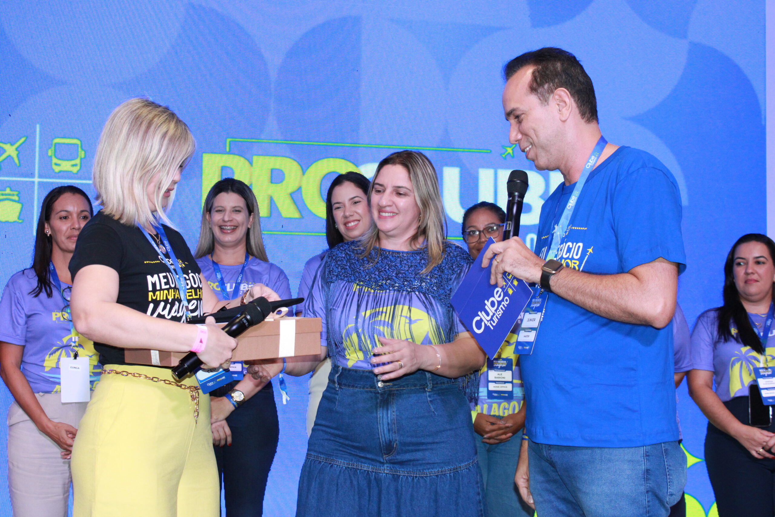 Ana Virgínia, CEO da Clube Turismo, foi presenteada durante a cerimônia de abertura do ProClube 2025 (Giulia Jardim/M&E)