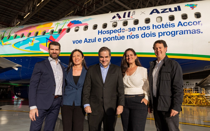 Andre Sena Flavio Gordiano e Roberta Vernaglia da Accor e Cristina Yoshida e Daniel Bicudo da Azul Azul e ALL lançam avião temático e benefício exclusivo para clientes fidelidade