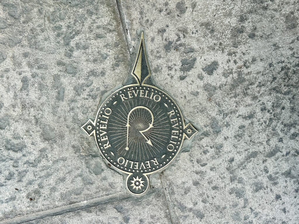 Ao longo do parque a medalhões no pavimento que indicam interação da varinha com o cenário à frente