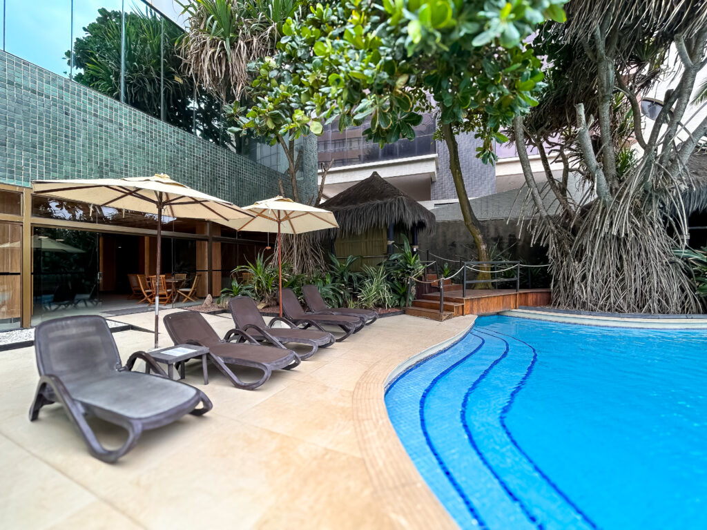 Área da piscina no Ritz Lagoa da Anta