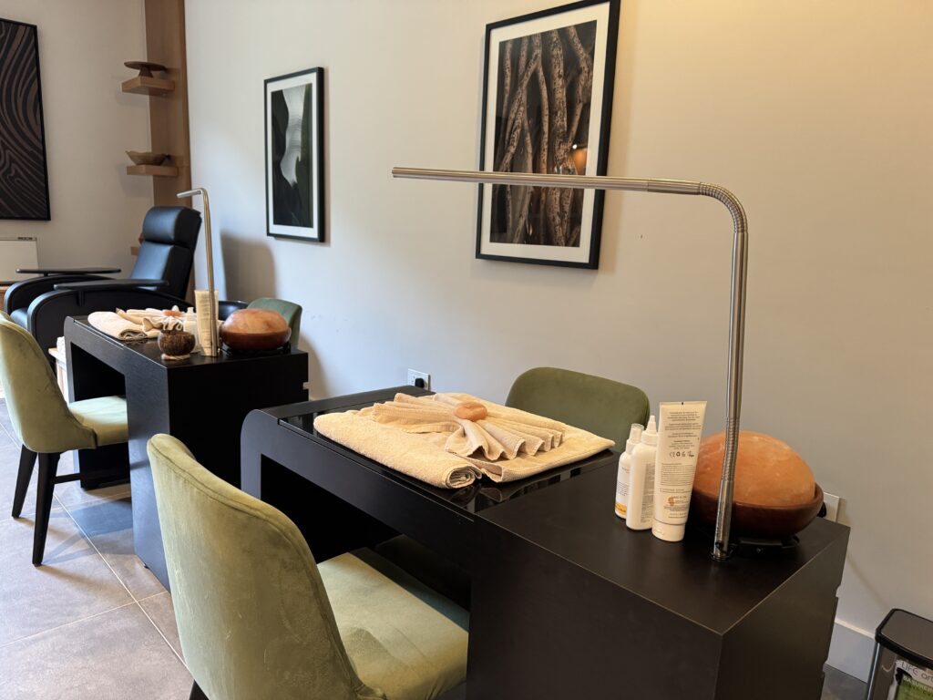 Área de cuidado das unhas dentro do SPA com mesas confortáveis