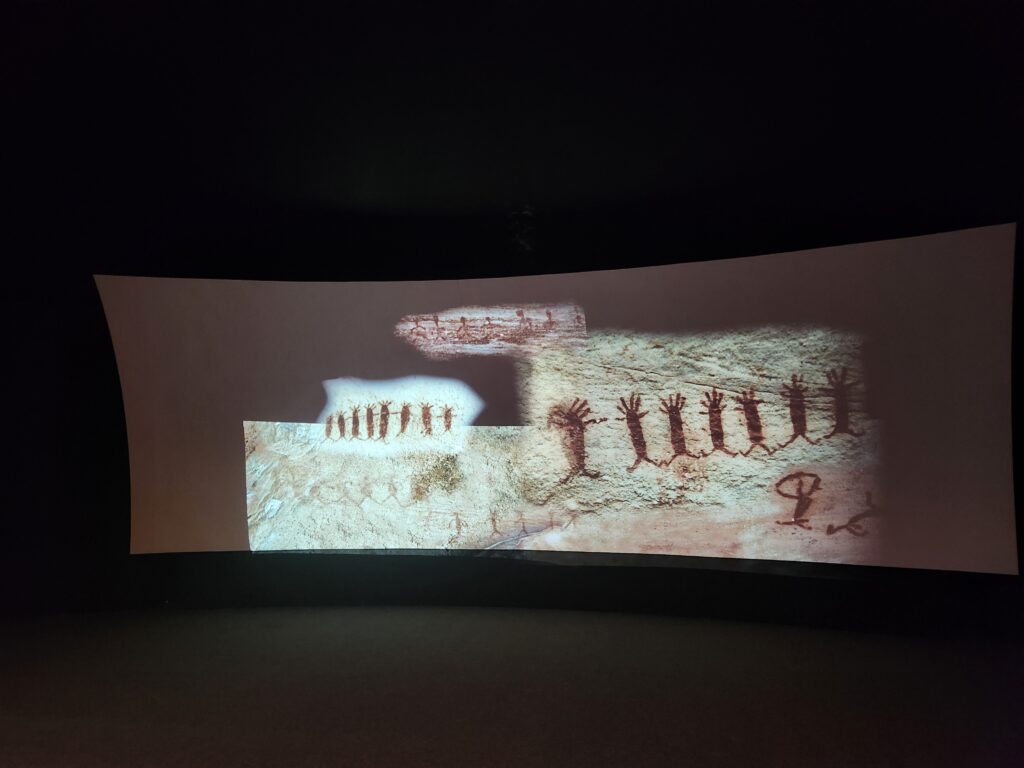 Arte rupestre em encostas e paredões