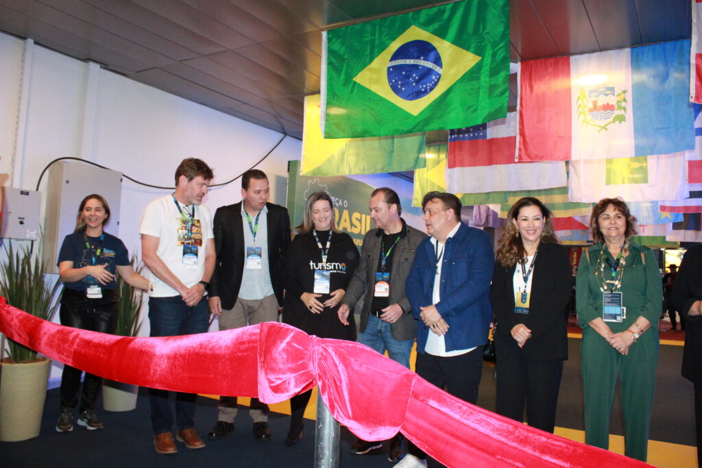 Autoridades compareceram ao corte da fita