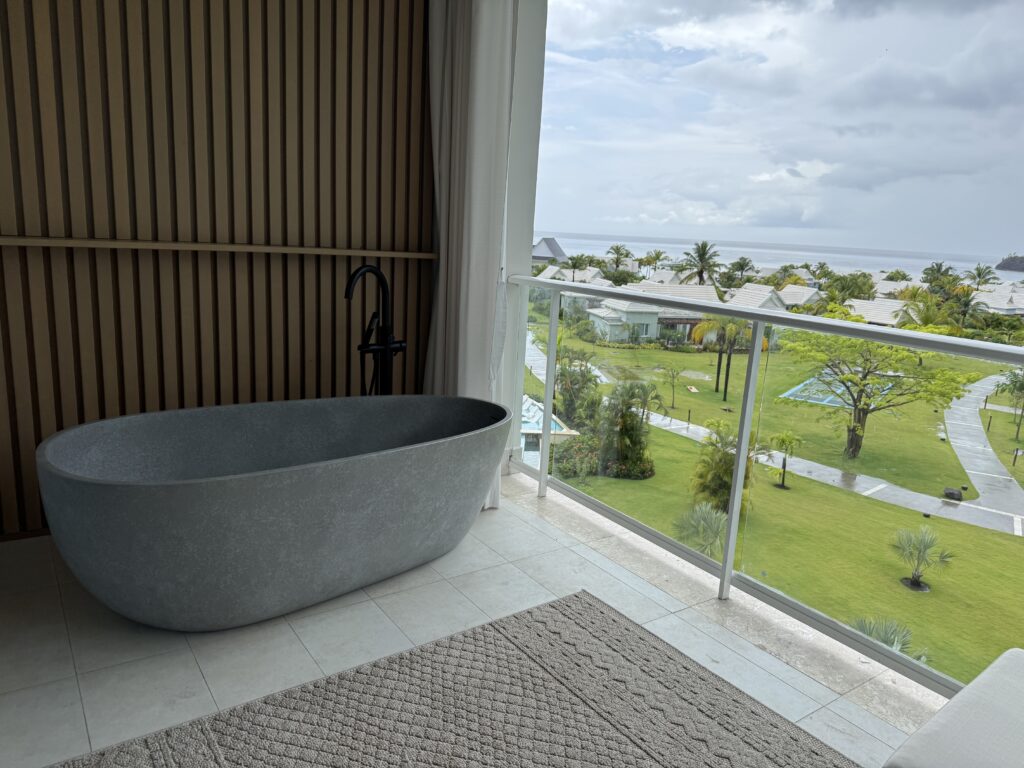 Banheira com vista para o resort em uma das categorias