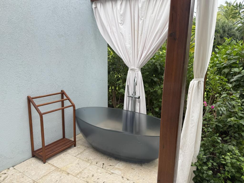 Banheira do lado de fora de um dos apartamentos da vila
