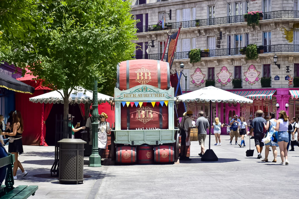 Barraca de bebidas no cenário parisiense