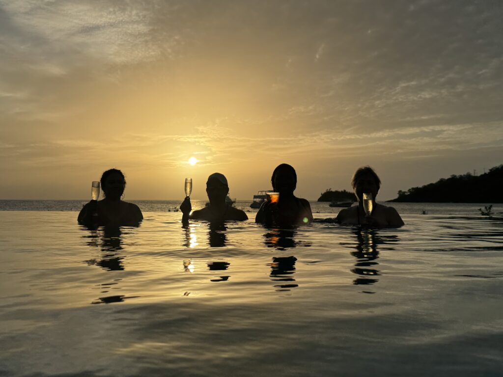 Brinde no pôr do sol com vista na piscina de borda infinita