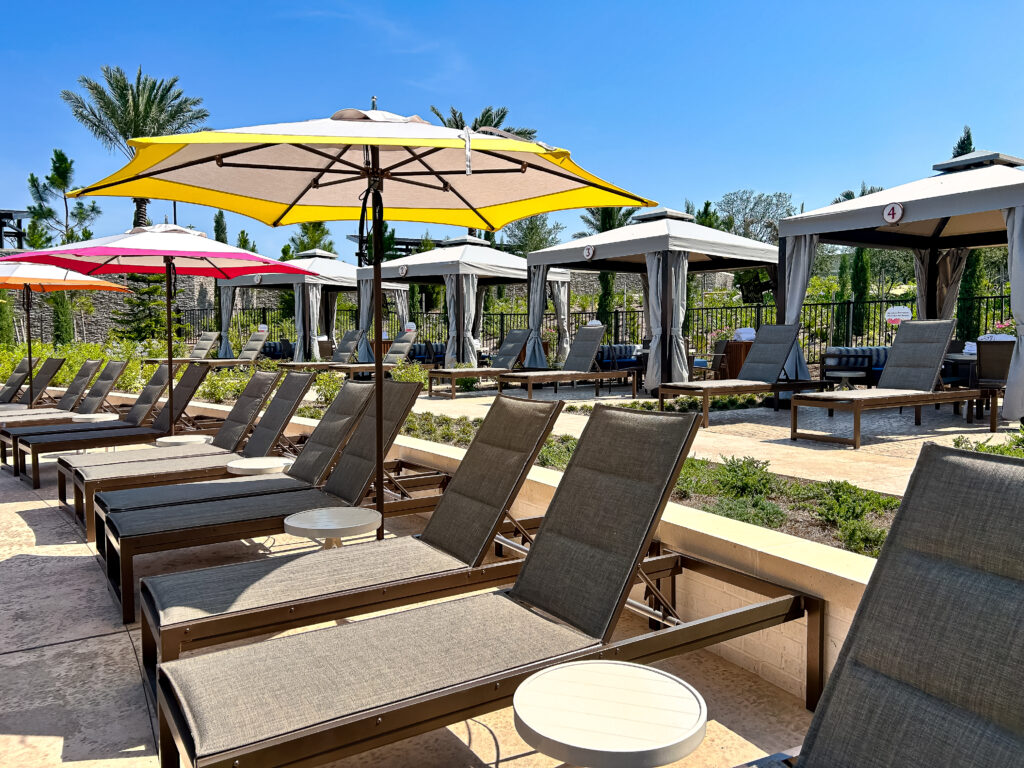 Cabanas e espreguiçadeiras do Helios Hotel