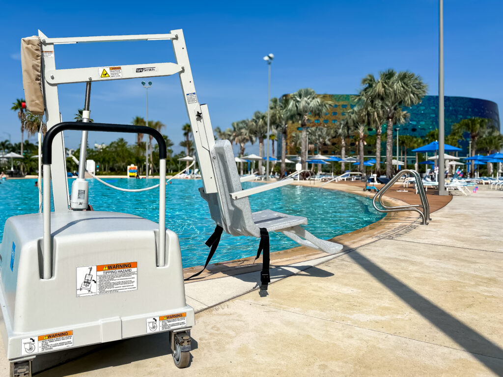 Cadeira anfíbia para pessoas com baixa mobilidade aproveitarem a piscina