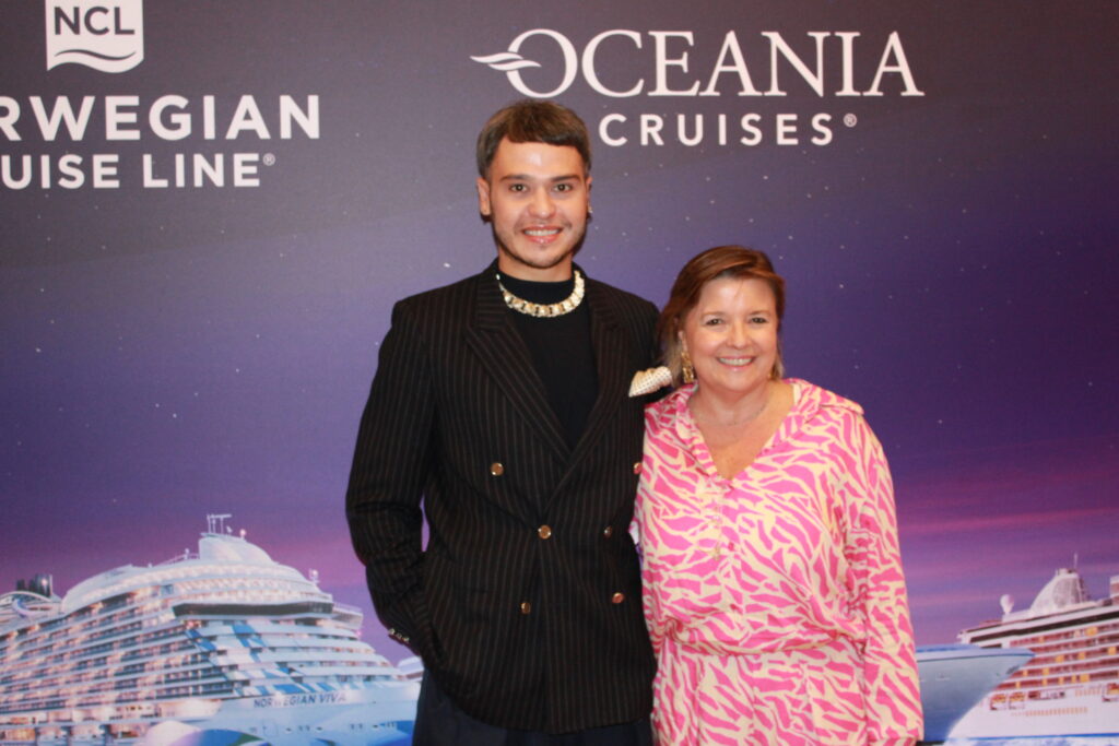 Caio Brusamarello, da Regente Seven Seas Cruise, e Estela Farinha, da Norwegian