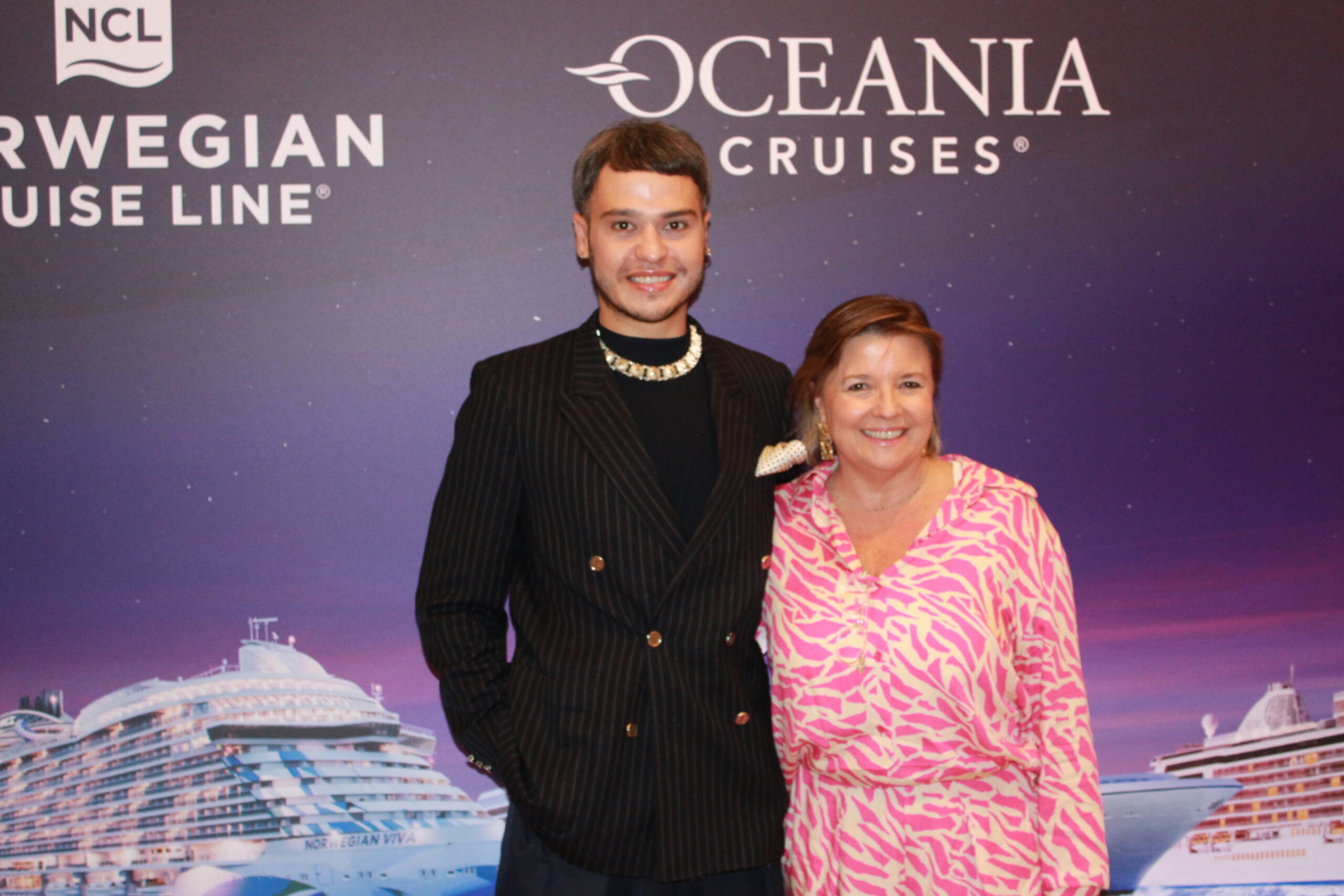 Caio Brusamarello, da Regente Seven Seas Cruise, e Estela Farinha, da Norwegian