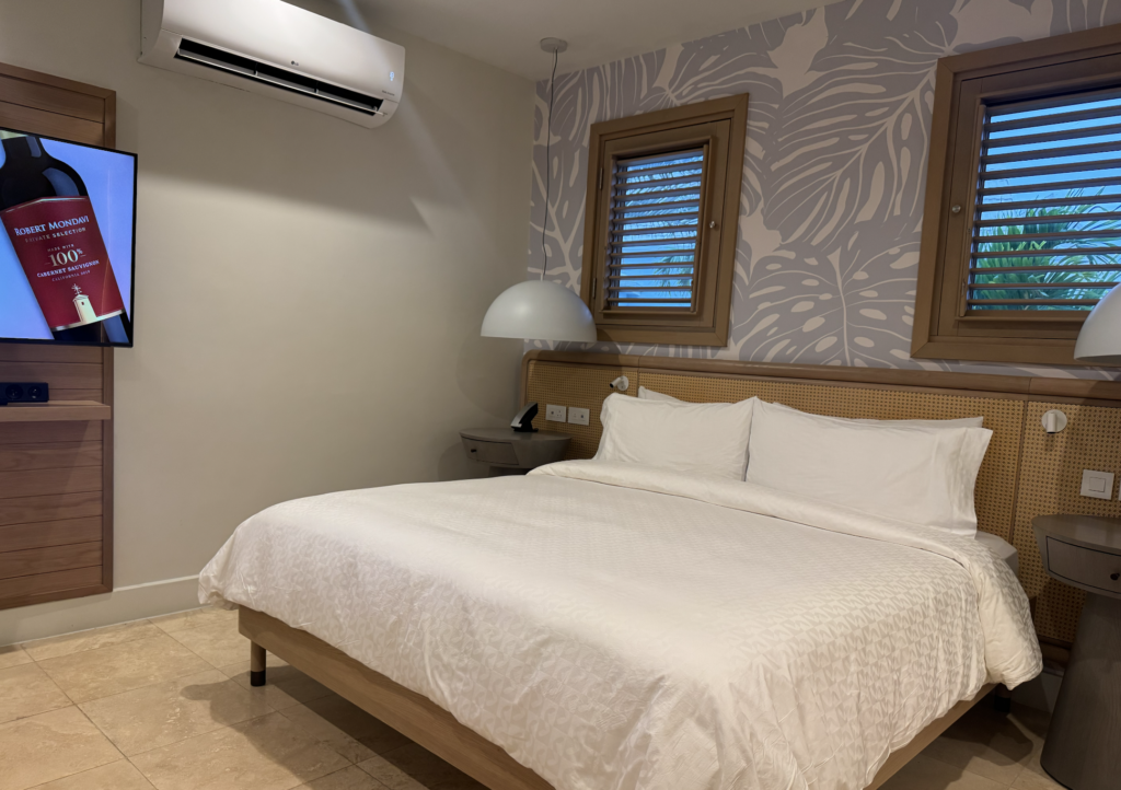 Cama king size garante o conforto dos hóspedes