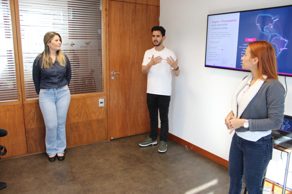 Camila Andrade e Bianca Ventura, da Latam, e João Guimarães, da Delta