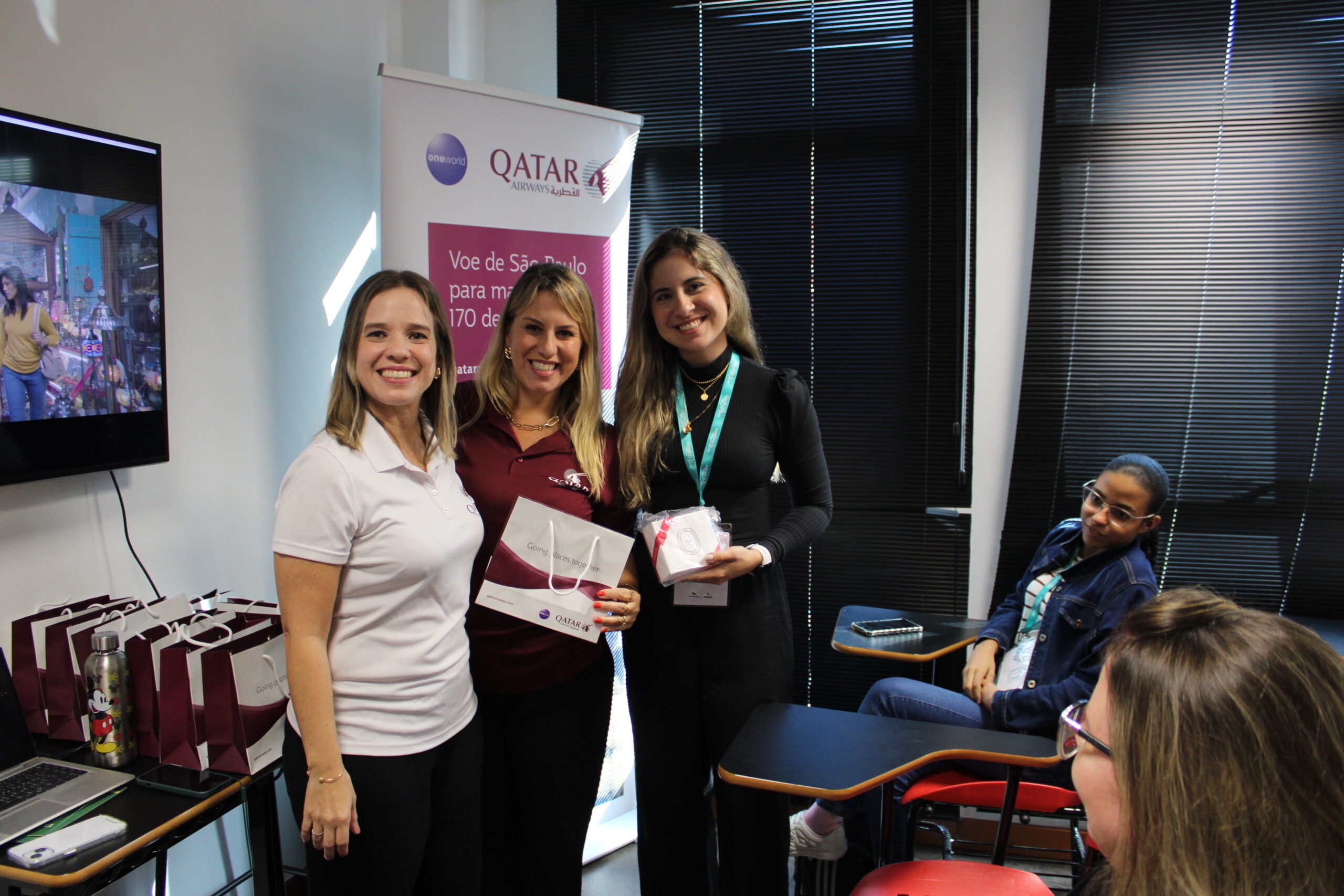 Carolina Tavares e Adriana Tolentino, da Qatar Airways com Júlia Spigolon, da Blitz tour Carolina Tavares e Adriana Tolentino, da Qatar Airways com Júlia Spigolon, da Blitz tour