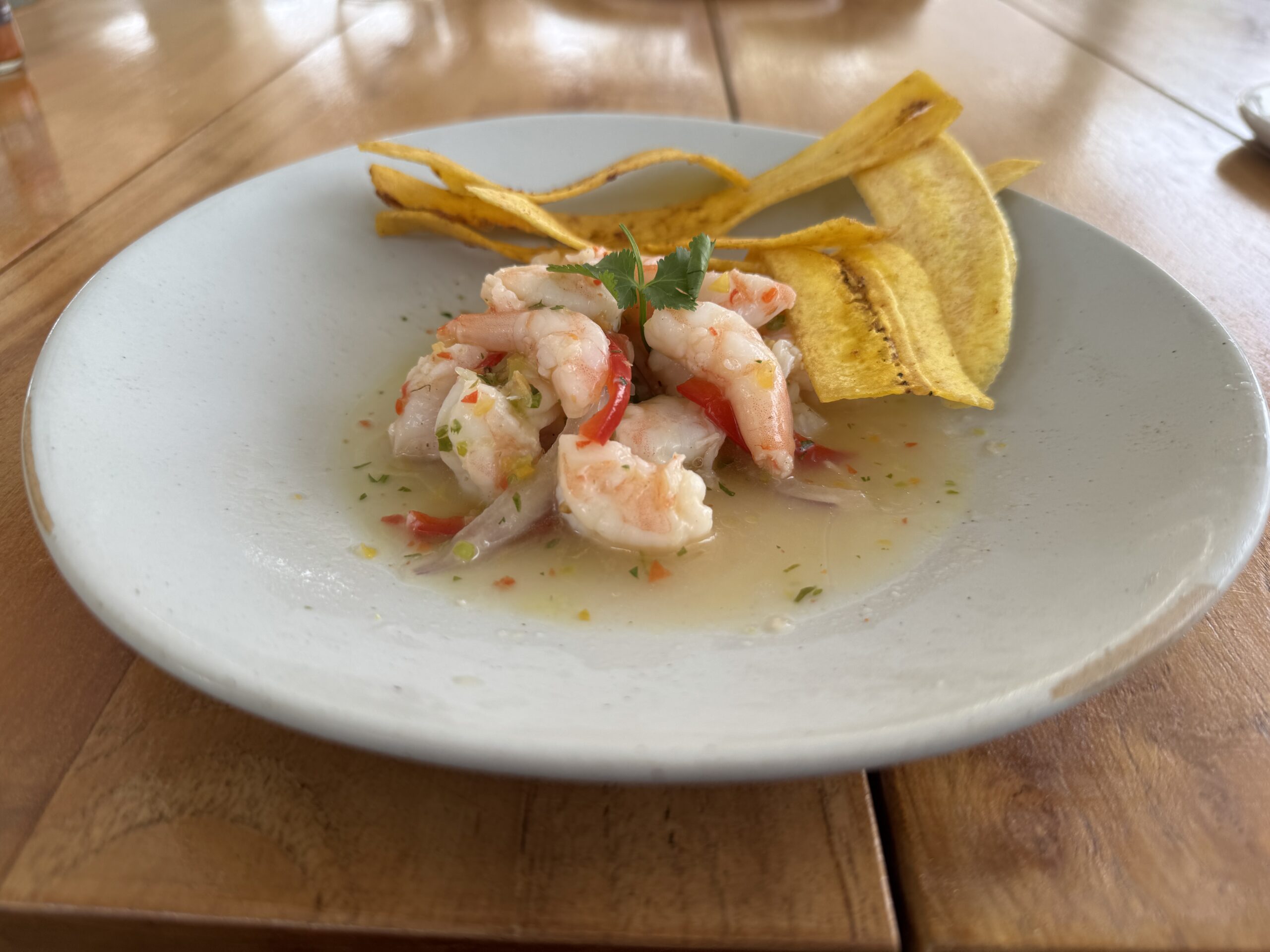 Ceviche de camarão com bananas chips, um dos pratos do beach club Ceviche de camarão com bananas chips, um dos pratos do beach club