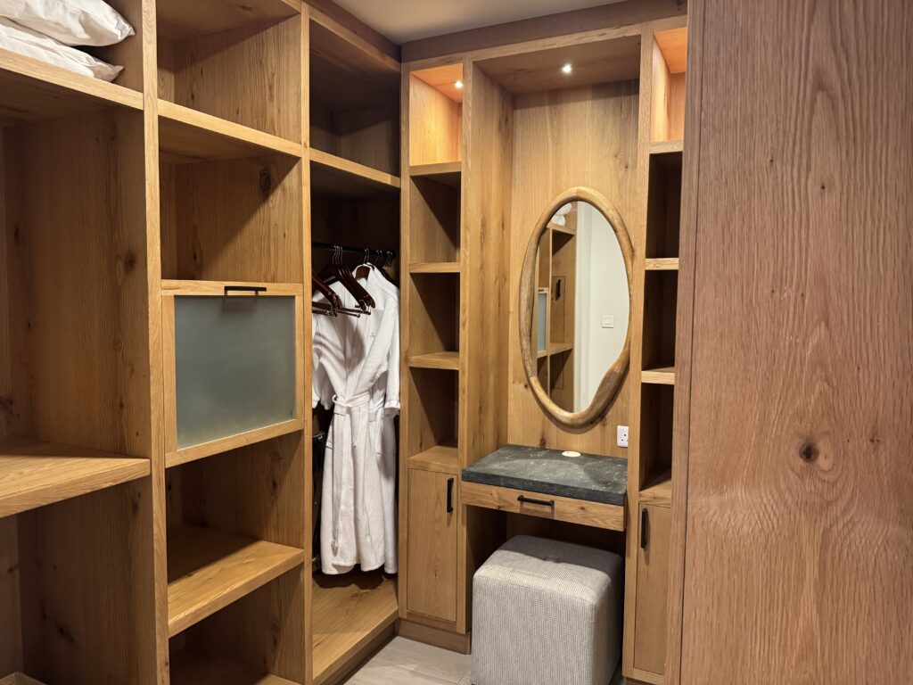 Closet espaçoso nos apartamentos de uma das torres