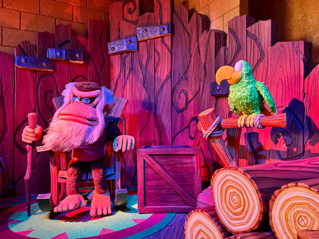 Cranky é o macaco mais antigo da franquia Donkey Kong e Squawks, o papagaio que ajuda nas missões desde os primeiros jogos
