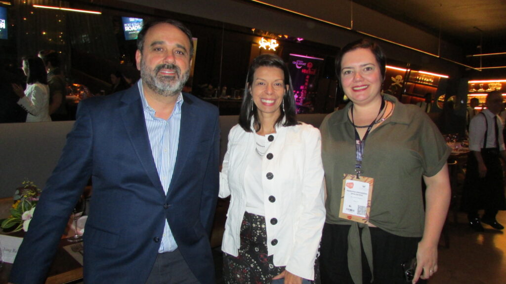 Custódio Jr., da Kangaroo Tours; Letícia Vasconcelos, da TGK Travel; e Mariana Spolidorio, da Newland Viagens