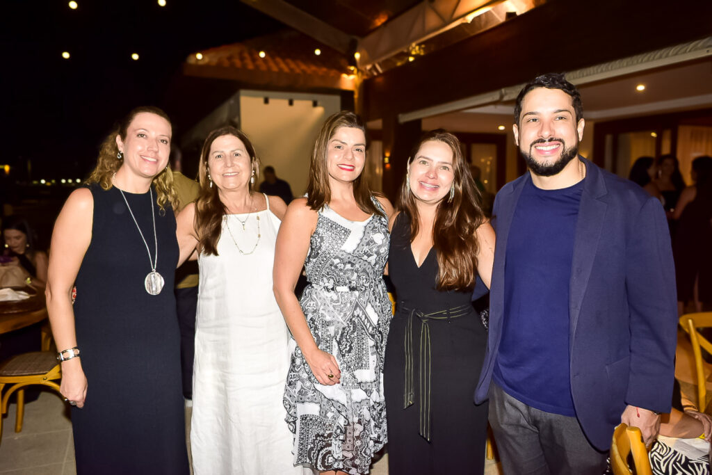 Daniela Araujo, diretora de Produtos e Destino da Decolar com parceiros da hotelaria