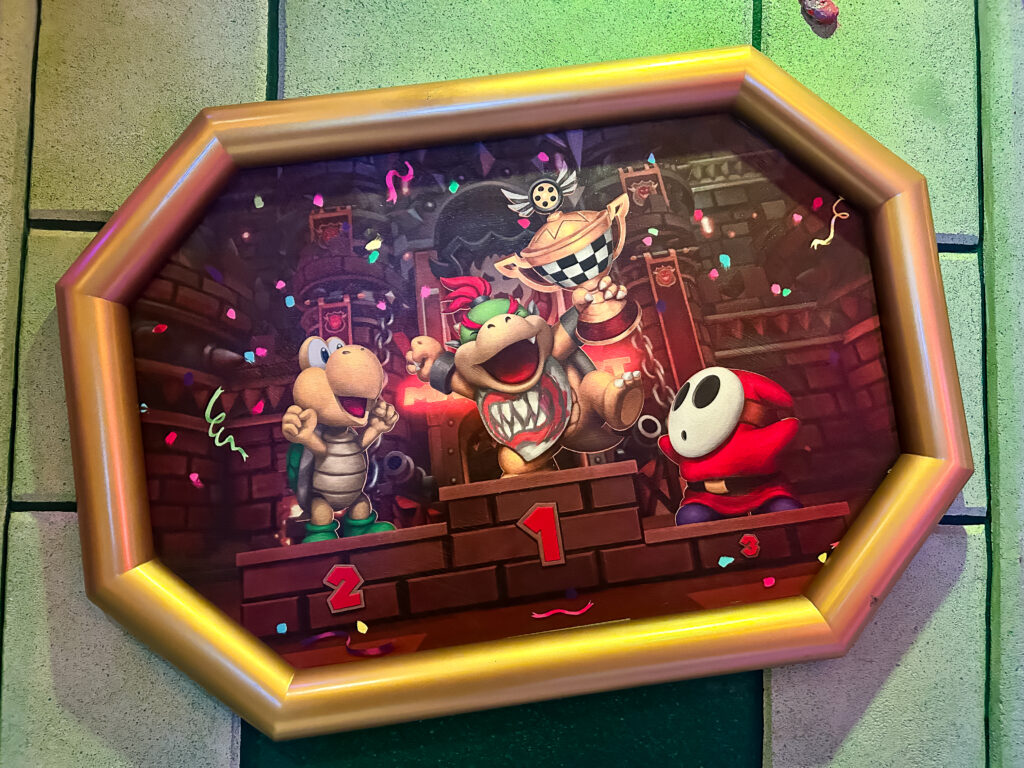 Dentro do Super Nintendo World há uma espécie de hall da Fama com quadros do Bowser júnior desde bebê
