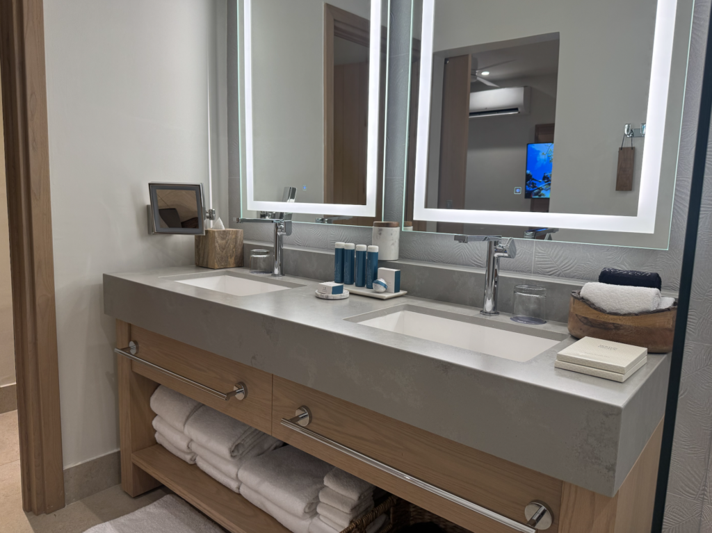 Detalhe do banheiro com duas pias e espelhos