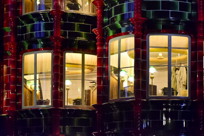 Detalhe do interior dos apartamentos no hall onde fica o Ministerio da Magia e1747907676703 Wizarding World of Harry Potter – Ministry of Magic: o universo secreto e mágico que todo fã precisa viver no Epic Universe