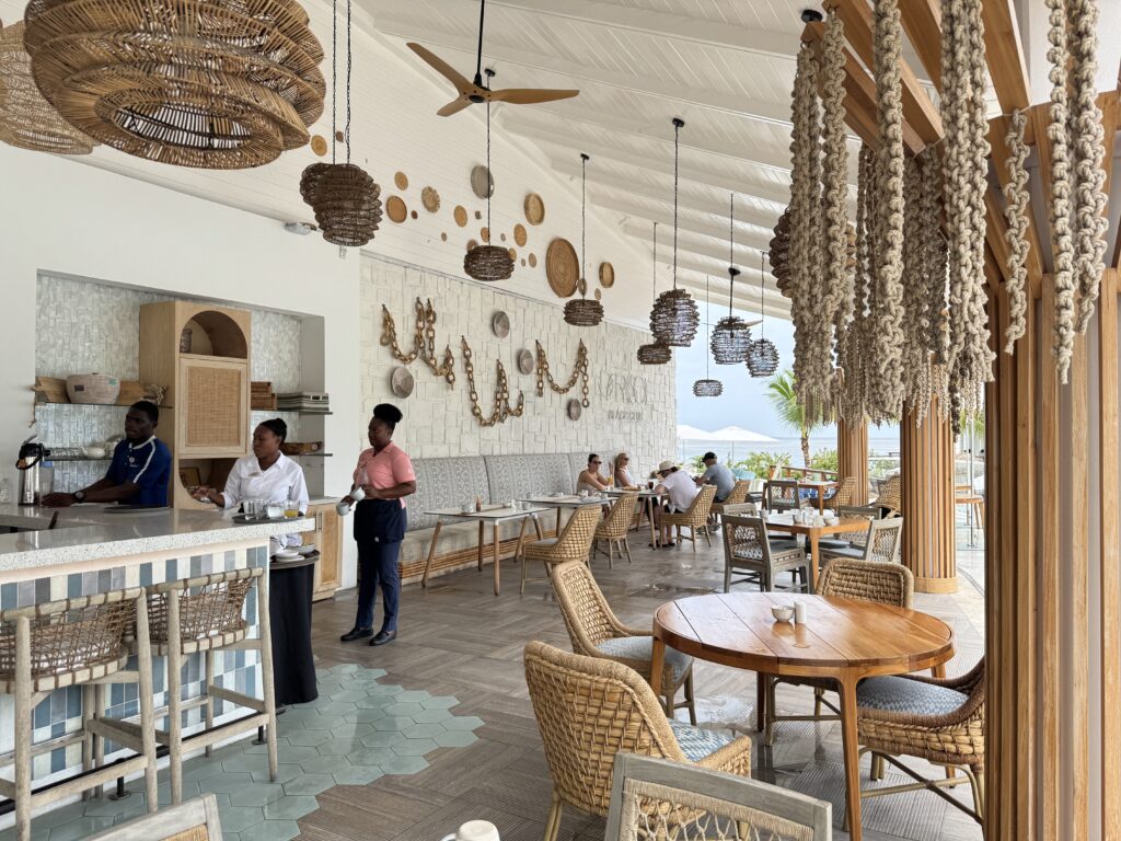 Detalhes da decoração do Parisol, o beach club em frente ao mar