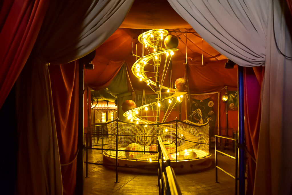 O Le Cirque Arcanus é um espetáculo tecnológico e artístico