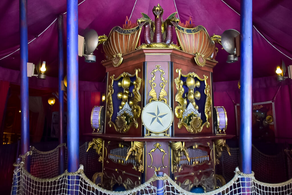 Detalhes do interior da atração Le Cirque Arcanus