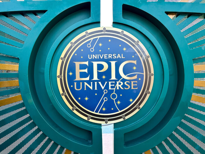 Detalhes do portao do Epic Universe scaled e1747873781851 Universal leva operadores para conhecerem Epic Universe