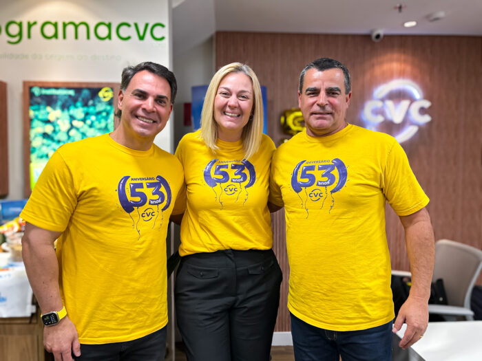 CVC celebra 53 anos com projeção de crescimento nas franquias até dezembro de 2025 2 Emerson Belan e Vivi Pio com o franqueado Sergio Ricardo e1748447826569 CVC celebra 53 anos com projeção de crescimento nas franquias até dezembro de 2025
