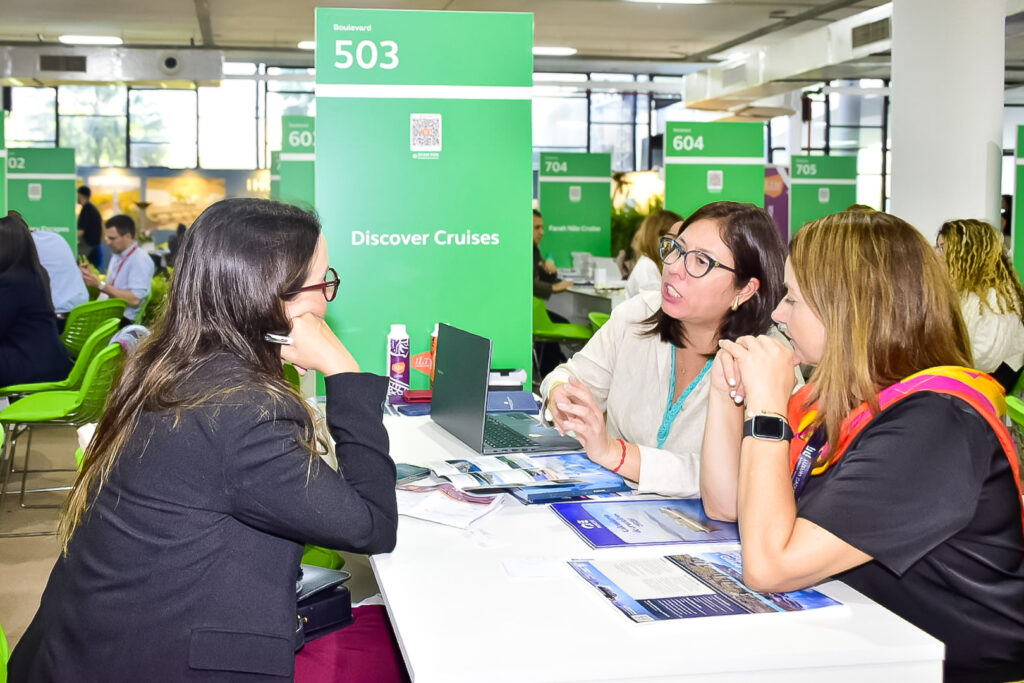Equipe da Discover Cruises em atendimento na ILTM