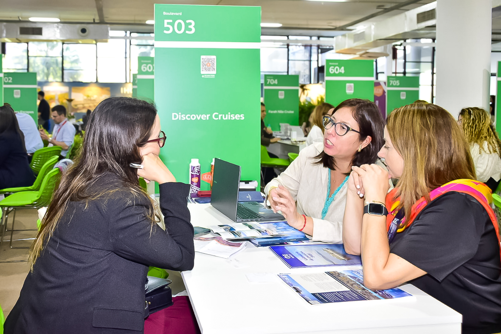 Equipe da Discover Cruises em atendimento na ILTM Equipe da Discover Cruises em atendimento na ILTM