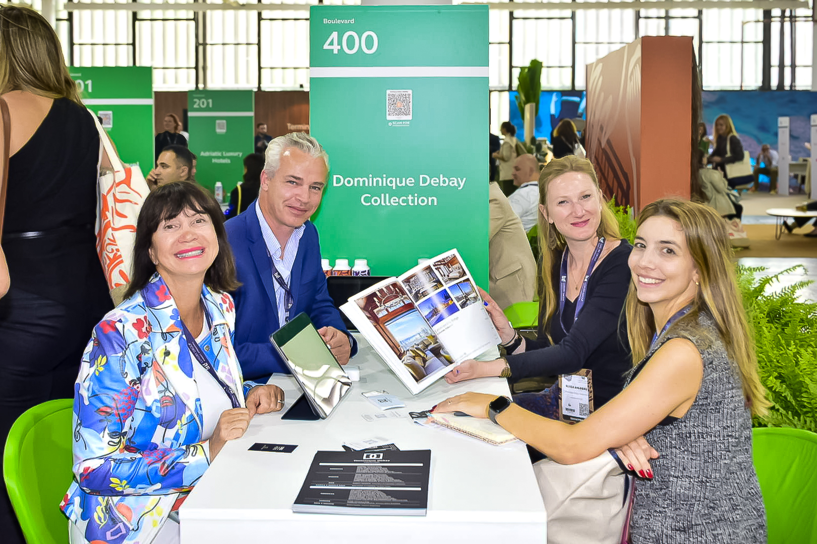 Equipe da Dominique Debay em atendimento na ILTM Equipe da Dominique Debay em atendimento na ILTM