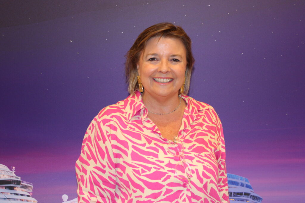 Estela Farina, da Norwegian Cruise Line, posa em comemoração aos 10 anos no Brasil