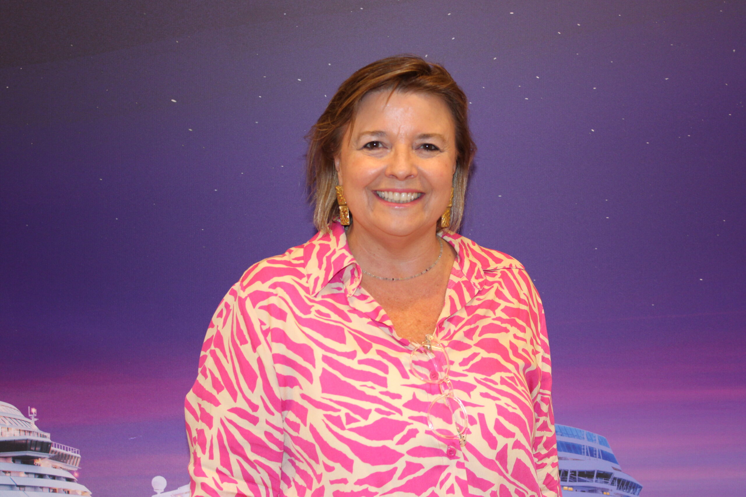 Estela Farina, da Norwegian Cruise Line, posa em comemoração aos 10 anos no Brasil