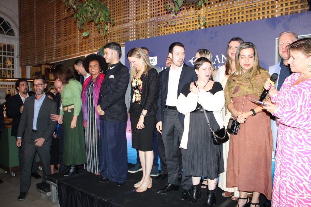 Estela Farina recebeu toda a equipe da Norwegian Cruise Line no palco