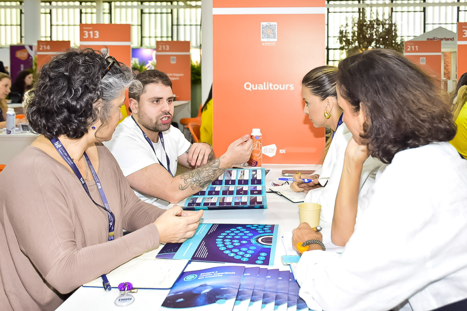 Executivos da Qualitours em atendimento Executivos da Qualitours em atendimento