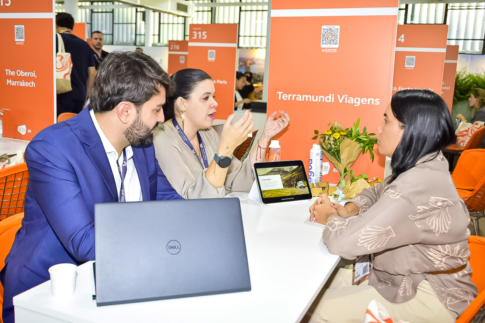 Executivos da Terramundi em atendimento Executivos da Terramundi em atendimento