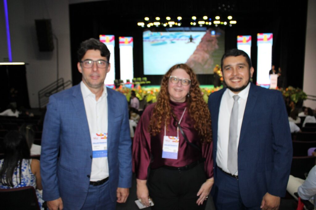 Fabricio Amaral, presidente do Fornatur, Carina Thomaz Camara, coordenadora de Articulação com o Trade Nacional da Embratur, e Alex Albuquerque, da Fetur