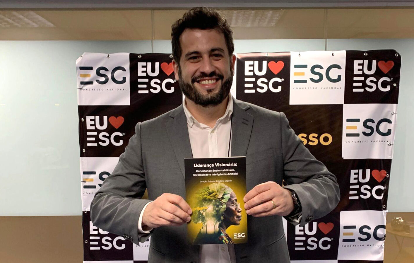 Filipe Alvarez premiacao Movimento ARA 2 edit e1747919508937 Azul é reconhecida em congresso ESG por iniciativa de desenvolvimento sustentável na Amazônia