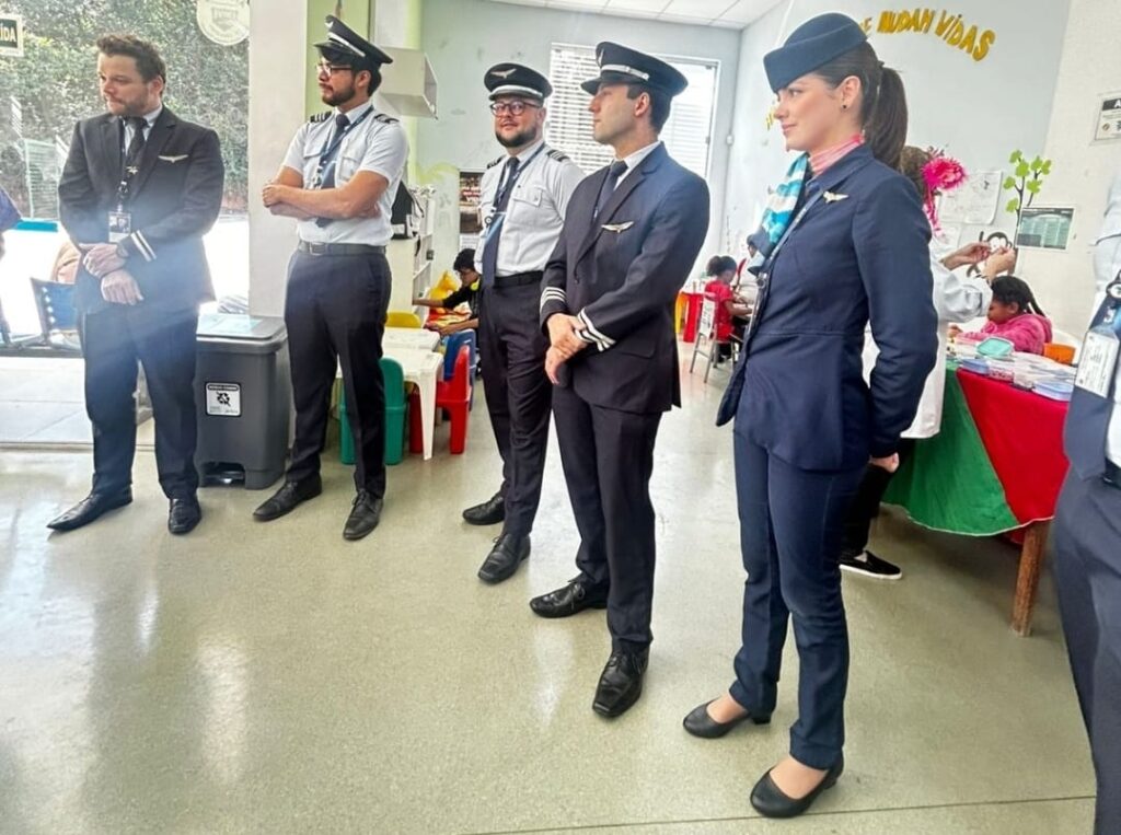 IMG 20250523 WA0029 Além dos céus: pilotos e comissários da Azul visitam crianças em tratamento em hospital de Belo Horizonte