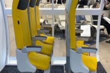 Viajar de avião em pé? Empresa aposta em assento vertical para baratear valor de passagens; confira