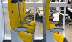 Viajar de avião em pé? Empresa aposta em assento vertical para baratear valor de passagens; confira