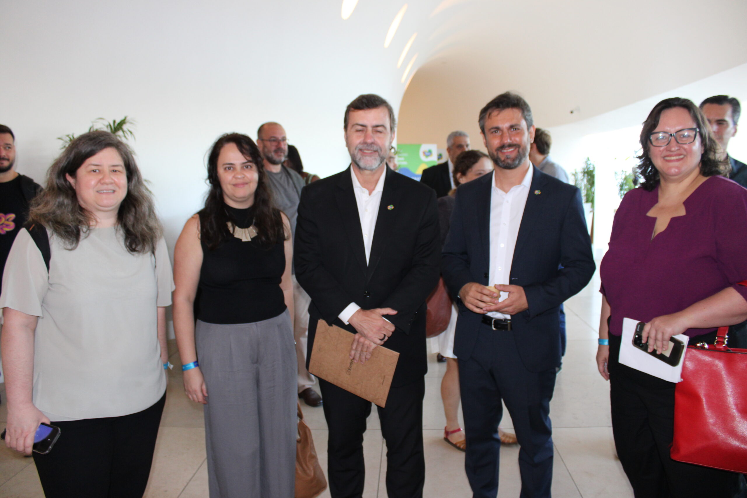 Autoridades e importantes figuras do turismo marcam presença no segundo dia