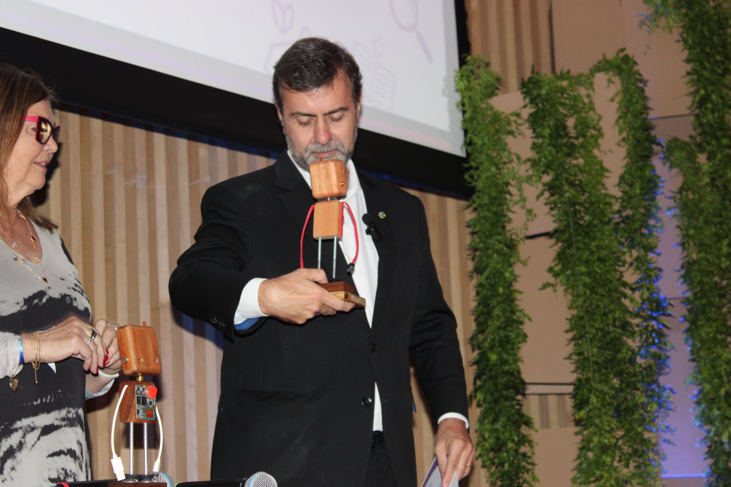 Marcelo Freixo, presidente da Embratur, com o troféu do Concurso Rota das Monografias