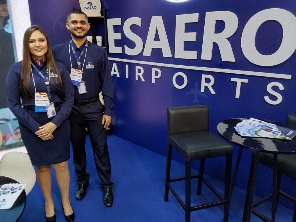 Ingride Fialho e Matheus Barros, da Esaero Airports