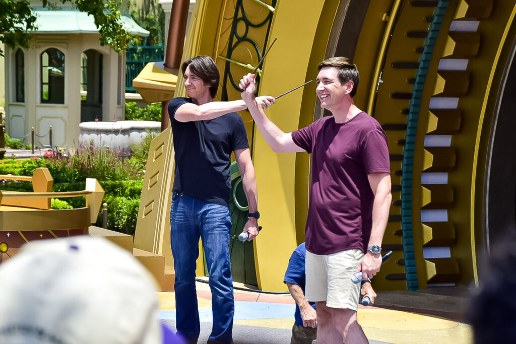 James e Oliver Phelps, os atores gêmeos que interpretaram Fred e George Weasley na saga Harry