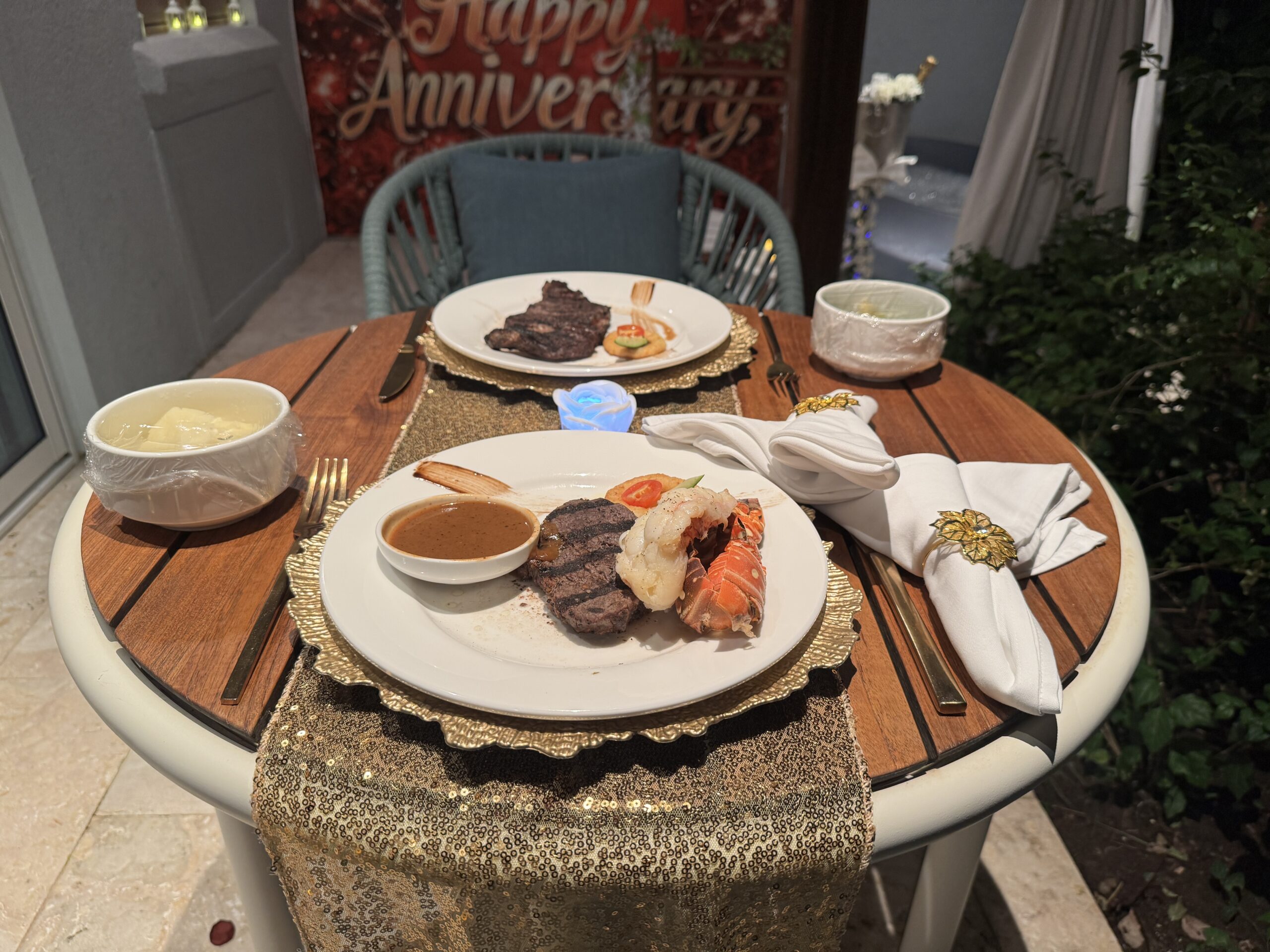 Jantar especial pode ser preparado pelos mordomos para comemorar alguma data Jantar especial pode ser preparado pelos mordomos para comemorar alguma data